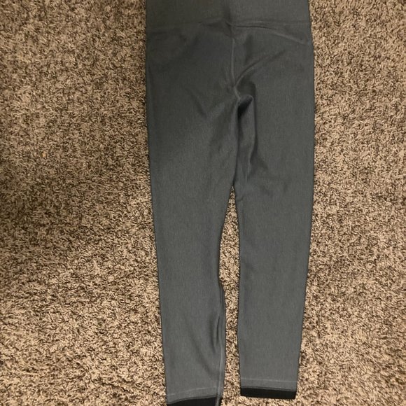 Under Armour Gray Leggings Small Capri Length Compression HeatGear GUC - Picture 3 of 3